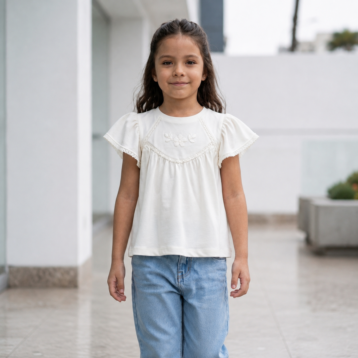 Polo Niña Ivory con Bordado Floral y Mangas Volantes