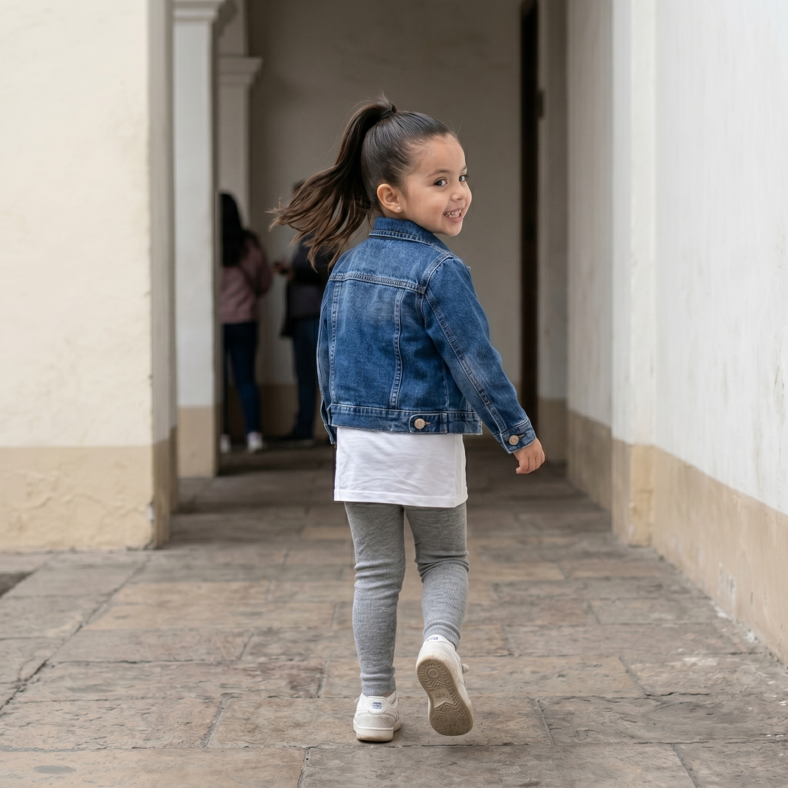 Casaca Niña Jean Denim Azul con Bordado de Flores