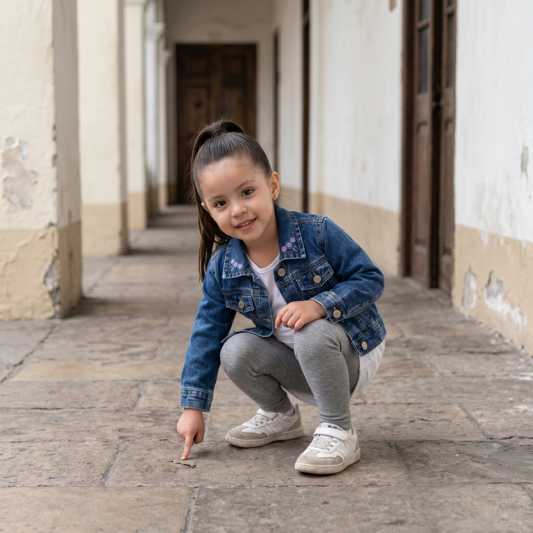 Casaca Niña Jean Denim Azul con Bordado de Flores