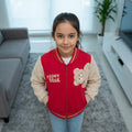 Casaca Niña Varsity Cereza con Mangas Borrego y Aplique Oso