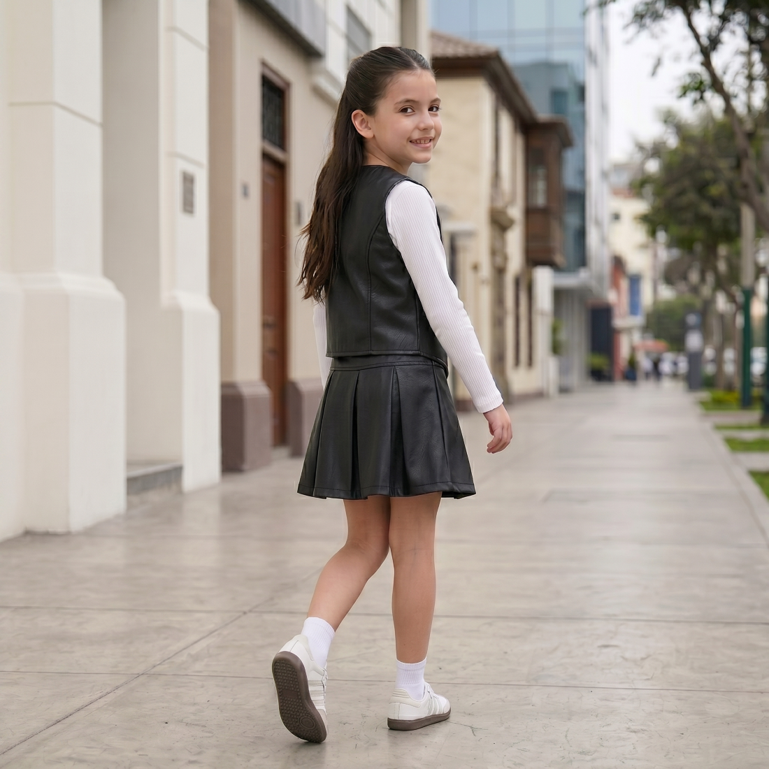 Set Niña 2 Piezas Cuerina Negro Chaleco y Falda