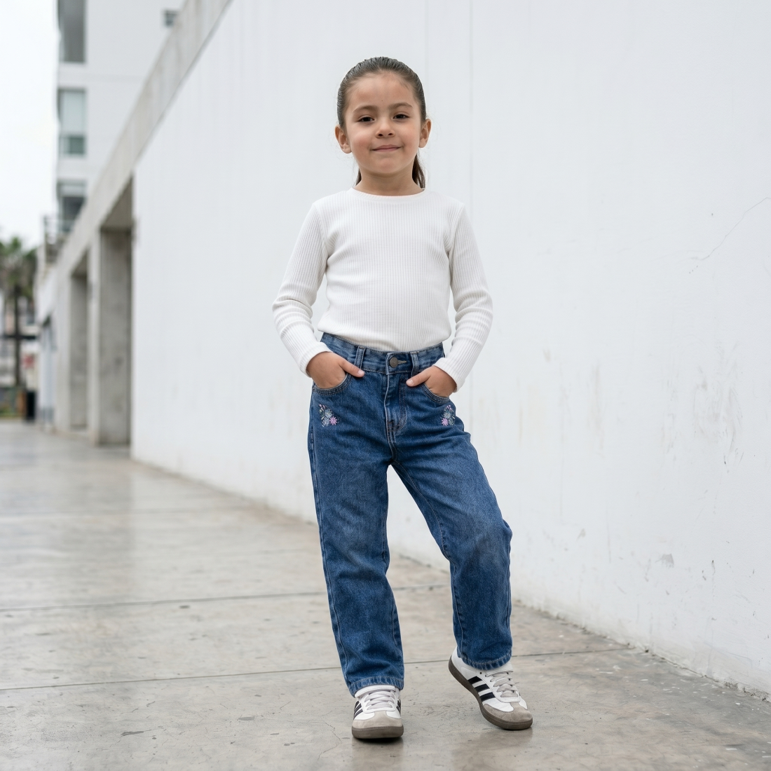 Jean Niña Jean Denim Azul con Bordado de Flores