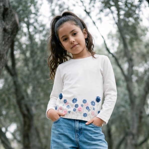 Polo Niña Algodón Manga Larga Crema con Flores 3D Azules y Rosas
