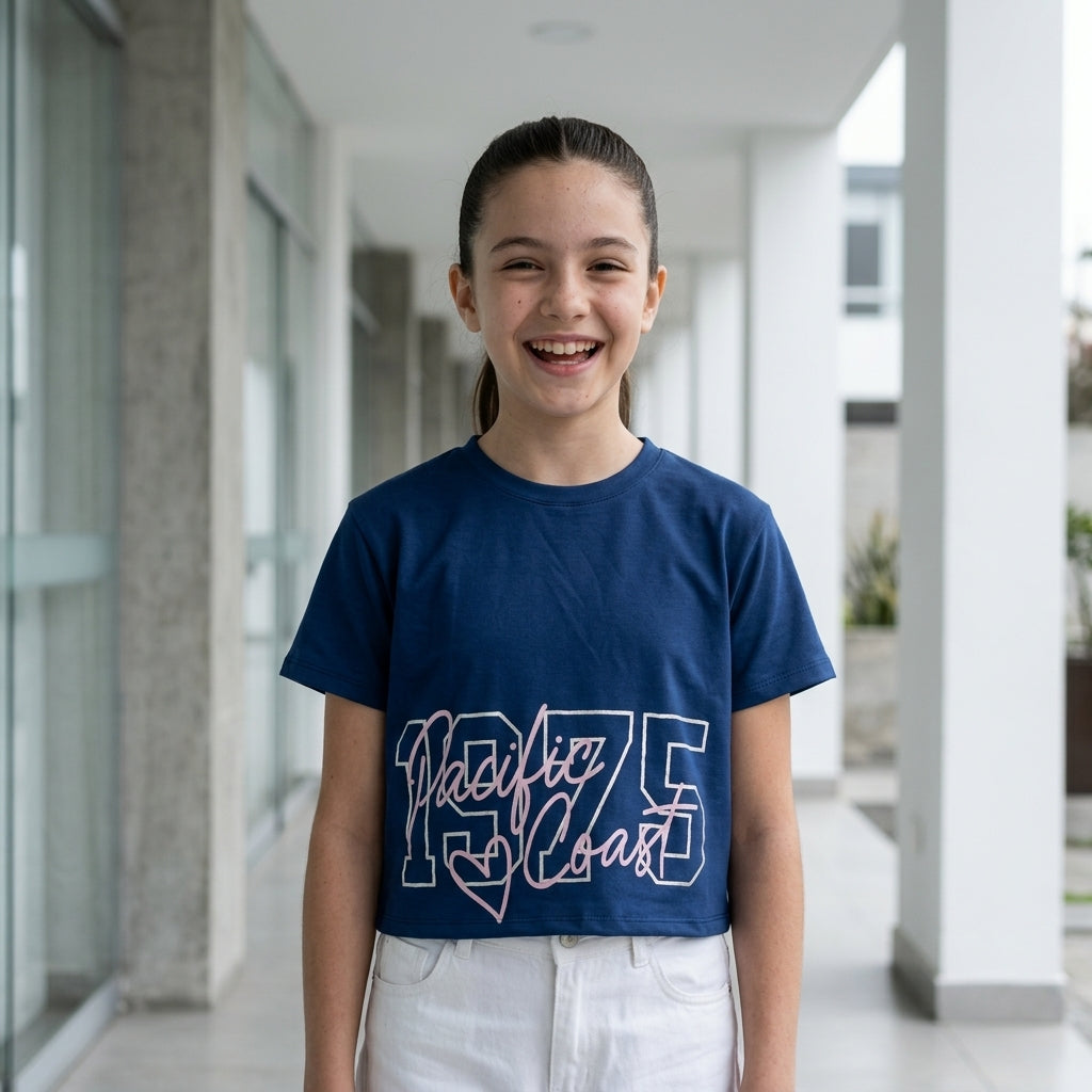 Polo Crop Azul para Niña – Algodón Manga Corta Estampado “Pacific Coast”