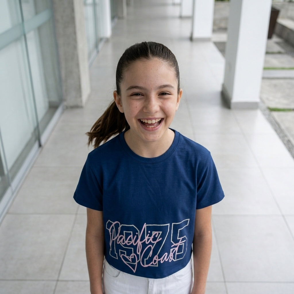 Polo Crop Azul para Niña – Algodón Manga Corta Estampado “Pacific Coast”