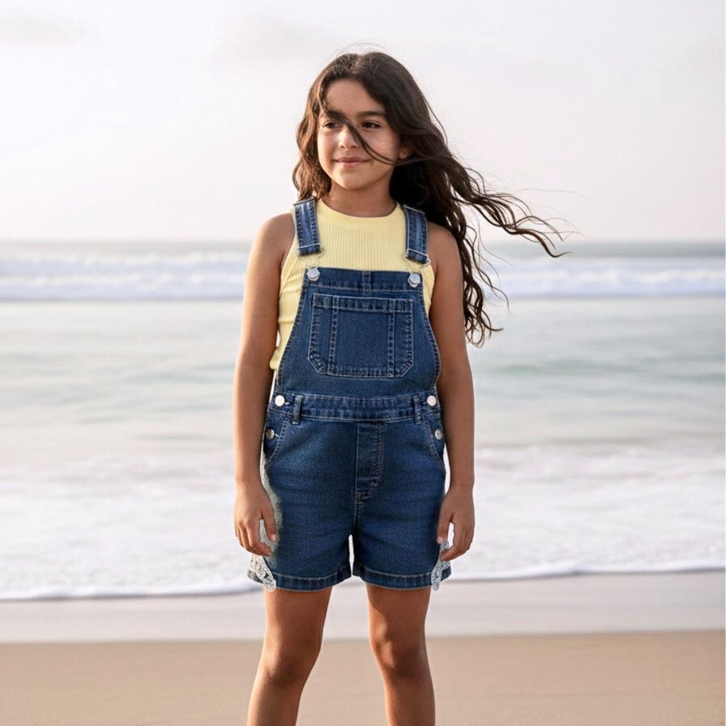 Overol Short Denim Niña con Bolsillo y Detalle de Encaje