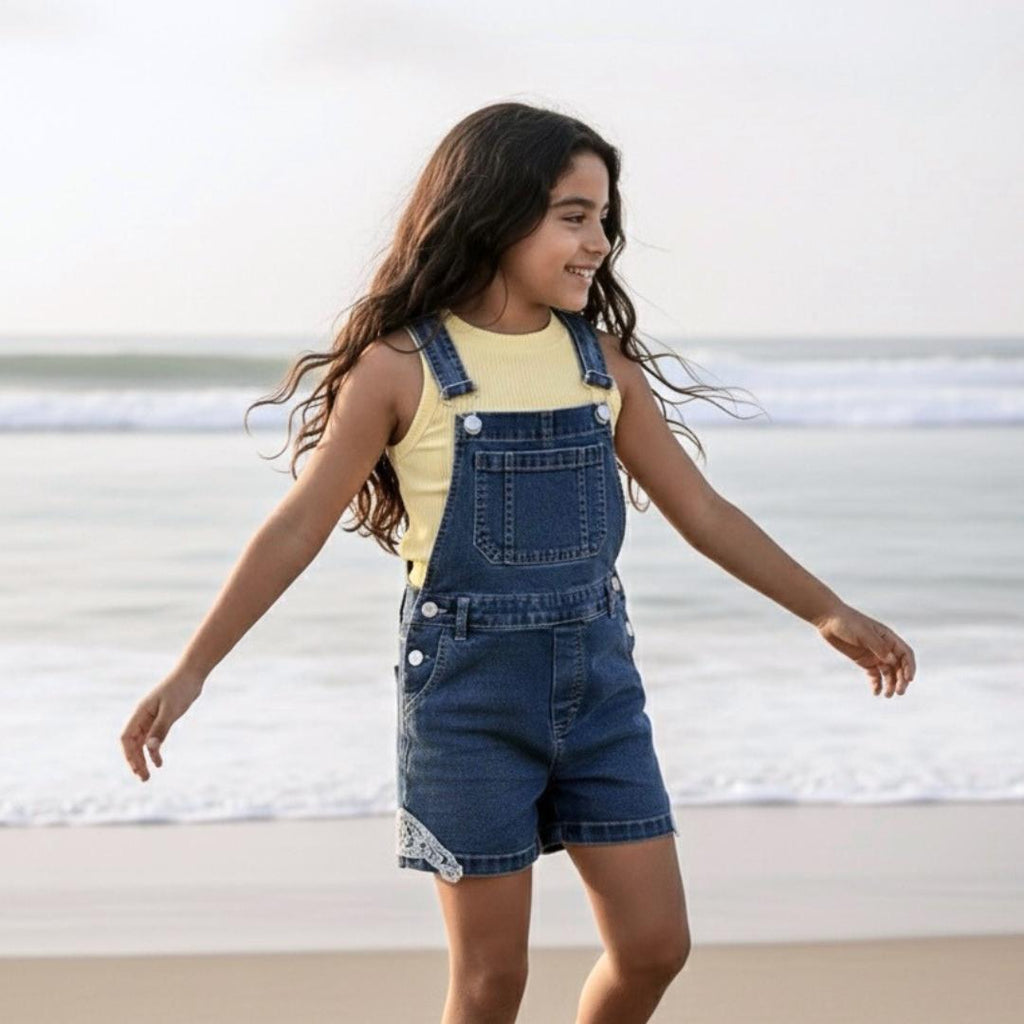 Overol Short Denim Niña con Bolsillo y Detalle de Encaje