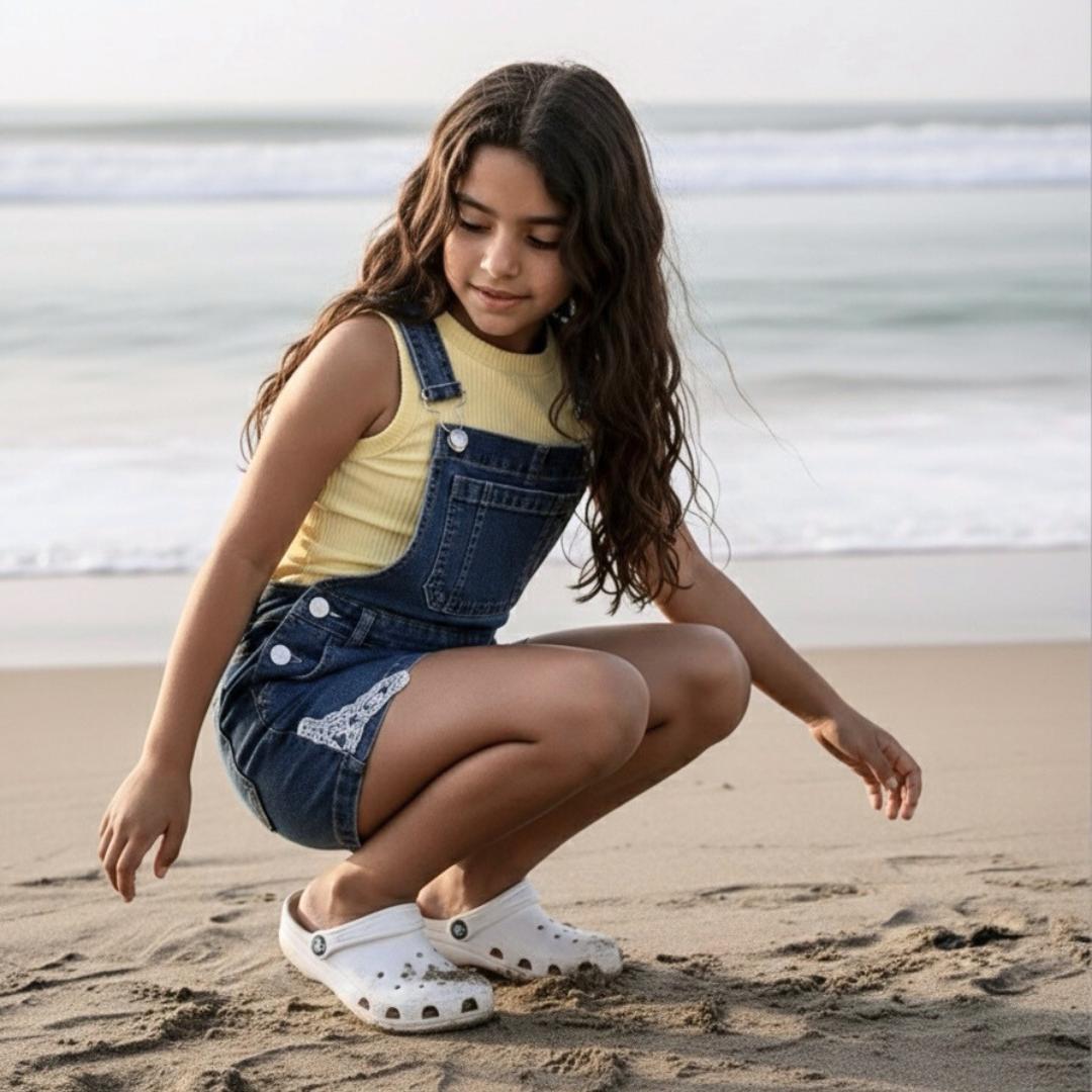 Overol Short Denim Niña con Bolsillo y Detalle de Encaje