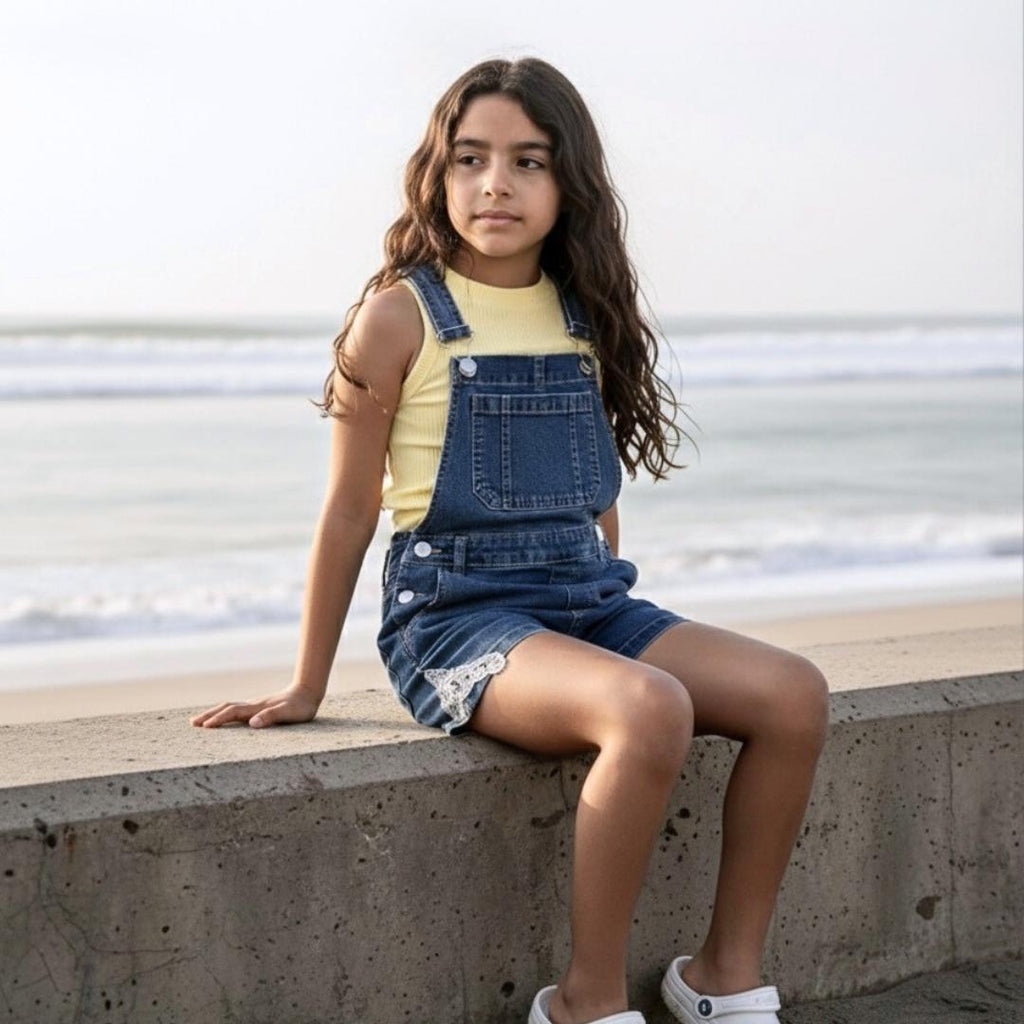 Overol Short Denim Niña con Bolsillo y Detalle de Encaje