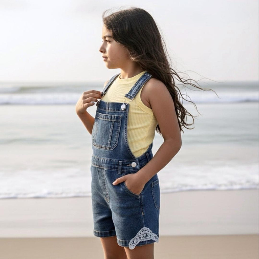 Overol Short Denim Niña con Bolsillo y Detalle de Encaje