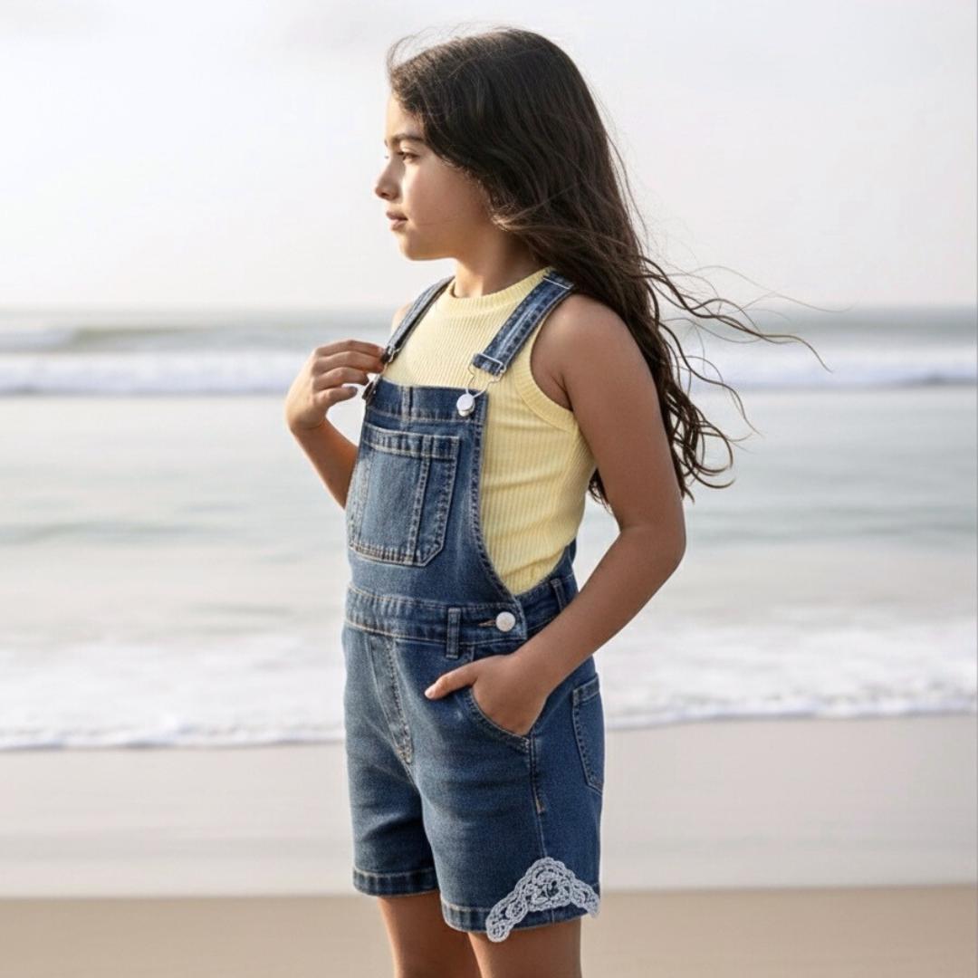 Overol Short Denim Niña con Bolsillo y Detalle de Encaje